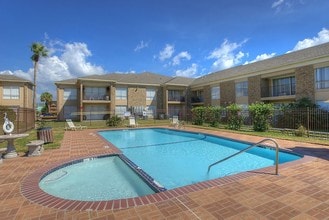ASHTON PLACE APARTMENTS in Galveston, TX - Foto de edificio - Building Photo