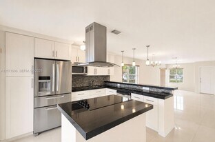 2561 W 60th Pl in Hialeah, FL - Building Photo