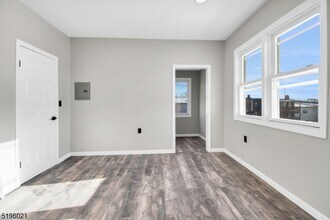 29 Edison St-Unit -3 in Bloomfield, NJ - Building Photo - Building Photo