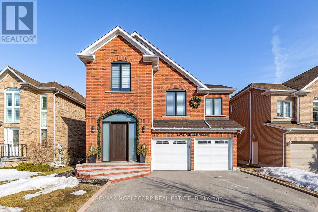 205 Hawker Rd in Vaughan, ON - Building Photo