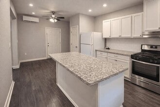 511 W Cleveland St in Alvin, TX - Building Photo - Building Photo