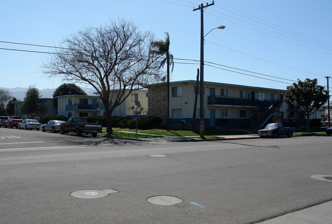 521-537 N T St in Lompoc, CA - Foto de edificio