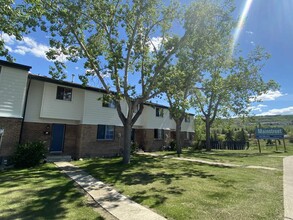 Bow River Townhomes in Calgary, AB - Building Photo - Building Photo