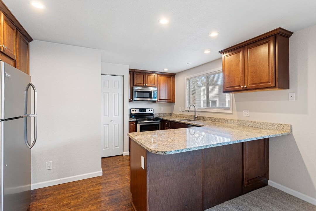 Bayshore Vista Apartments in Kirkland, WA - Building Photo