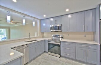 776 Landover Cir, Unit 101 in Naples, FL - Building Photo - Building Photo