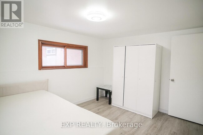 6156 Barker St in Niagara Falls, ON - Foto de edificio - Building Photo