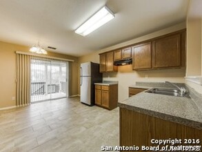 7110 Comet Manor in San Antonio, TX - Building Photo - Building Photo
