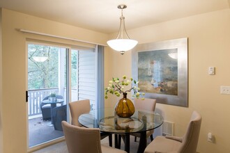 Windsong in Issaquah, WA - Building Photo - Building Photo