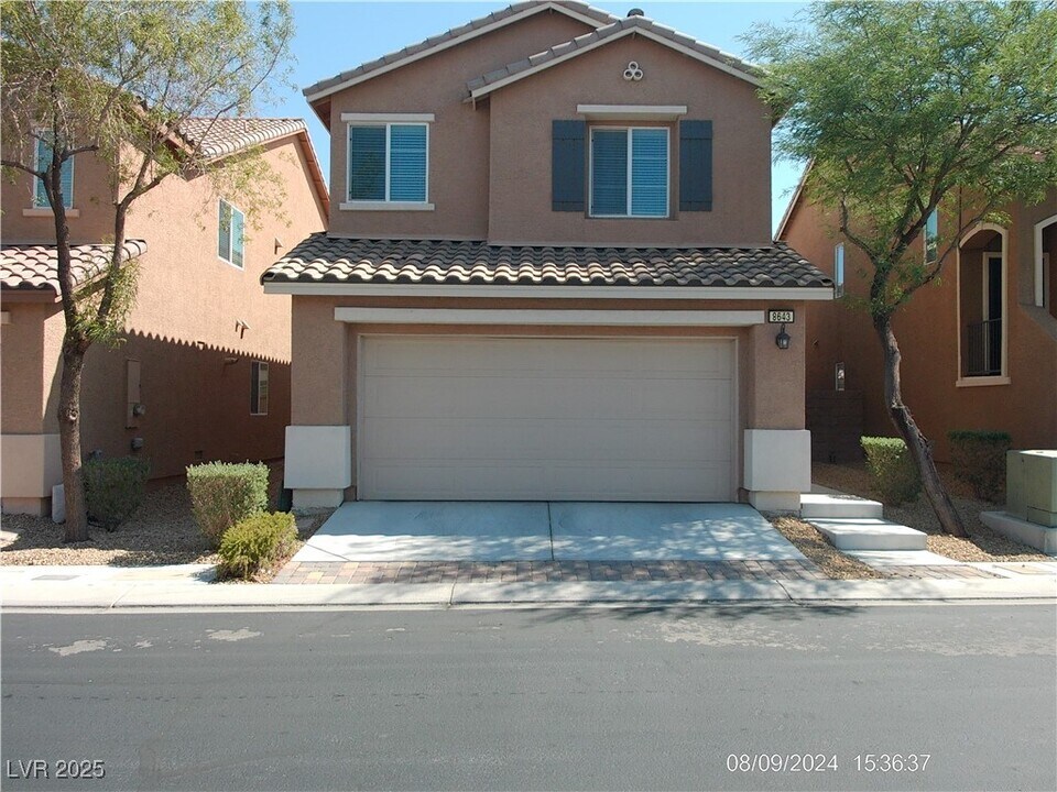 8643 Rowland Bluff Ave in Las Vegas, NV - Foto de edificio