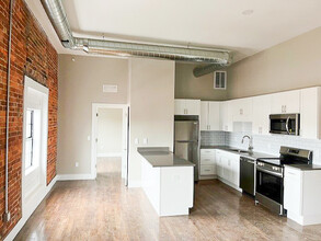 1212 Meridian St in Anderson, IN - Foto de edificio - Building Photo