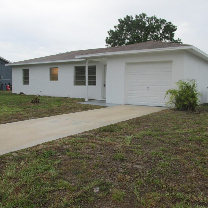 607 SW Seagull Terrace in Port St. Lucie, FL - Building Photo