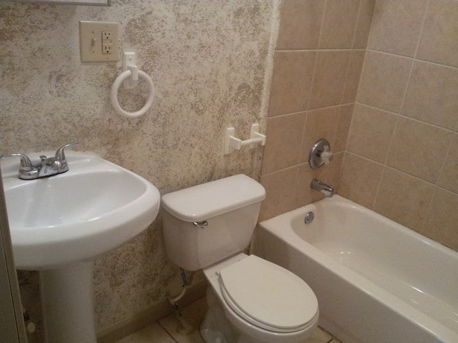 2029 Bryan Ave, Unit 2029 Bryan -downstairs in Granite City, IL - Building Photo - Building Photo