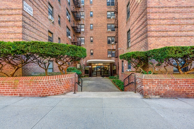 8360 Vietor Ave in Elmhurst, NY - Foto de edificio - Building Photo