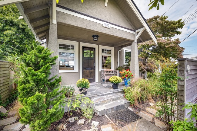 Alki Waterfront Duplex in Seattle, WA - Foto de edificio - Building Photo