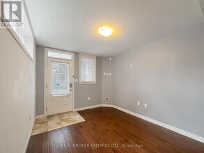 14 Whaley Ln in Hamilton, ON - Building Photo - Building Photo