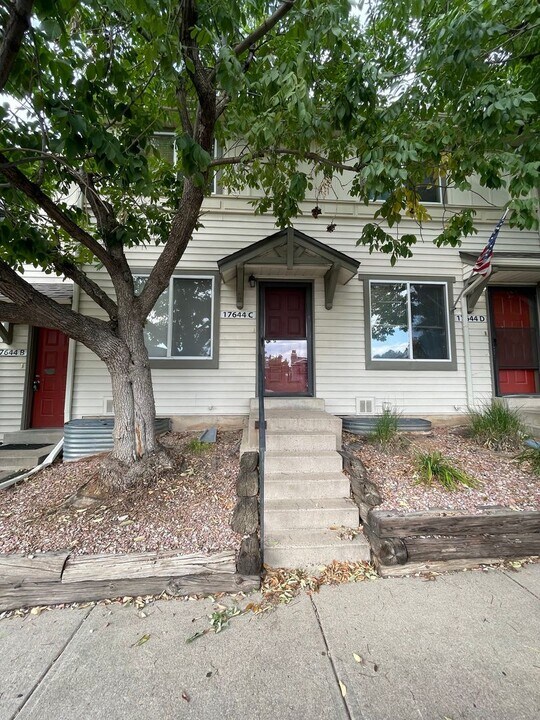 17644 E Loyola Dr in Aurora, CO - Building Photo