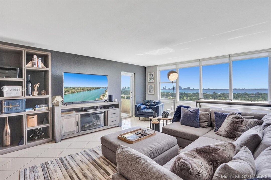 5600 Collins Ave in Miami, FL - Building Photo