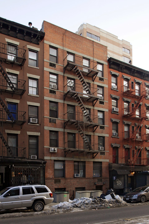 339 E 9th St in New York, NY - Building Photo