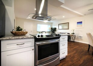 1322 Amethyst St, Unit Unit C in Redondo Beach, CA - Building Photo - Building Photo