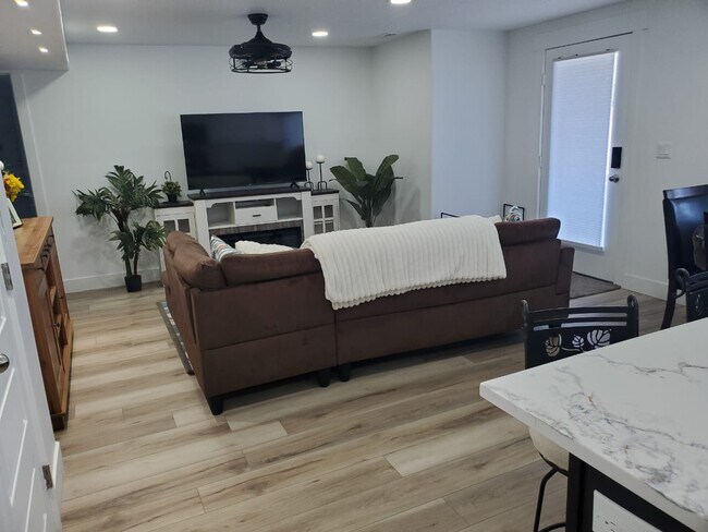 704 N Bennedict Dr, Unit 2 bedrooms, 2.5 bathrooms in Saratoga Springs, UT - Foto de edificio - Building Photo