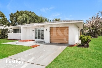305 NE Floresta Dr in Port St. Lucie, FL - Building Photo - Building Photo