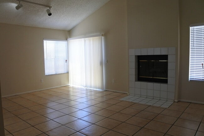 1718 Apricot Dr in Palmdale, CA - Building Photo - Building Photo