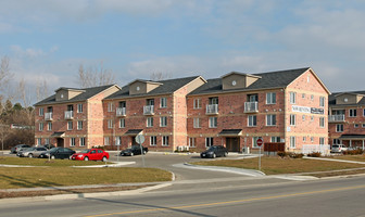 Bloor Park Village in Oshawa, ON - Building Photo