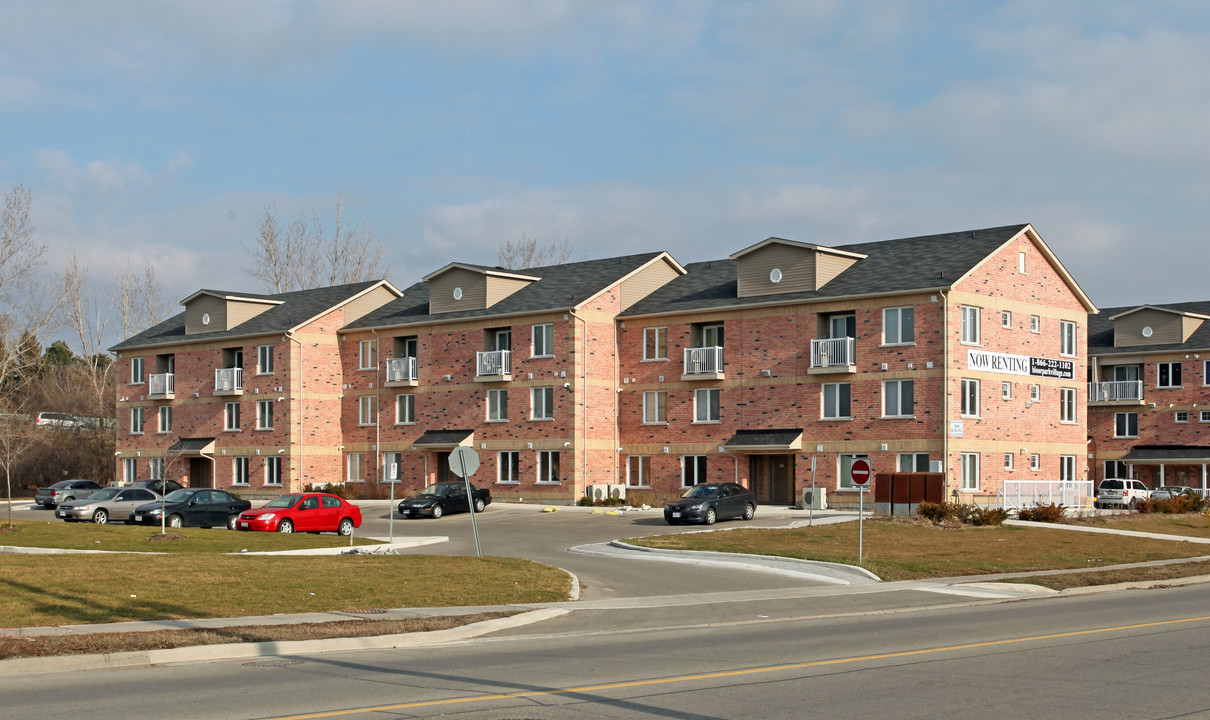 Bloor Park Village in Oshawa, ON - Building Photo