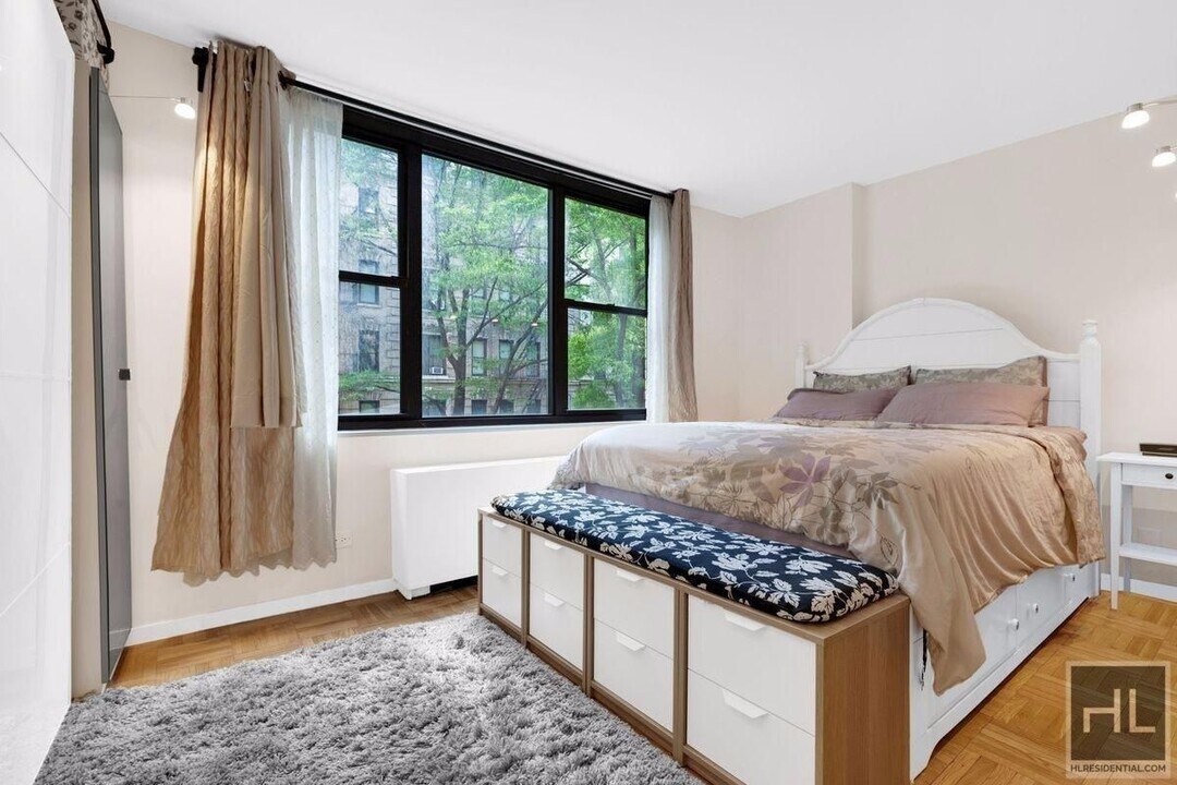 EAST 49 STREET in New York, NY - Building Photo