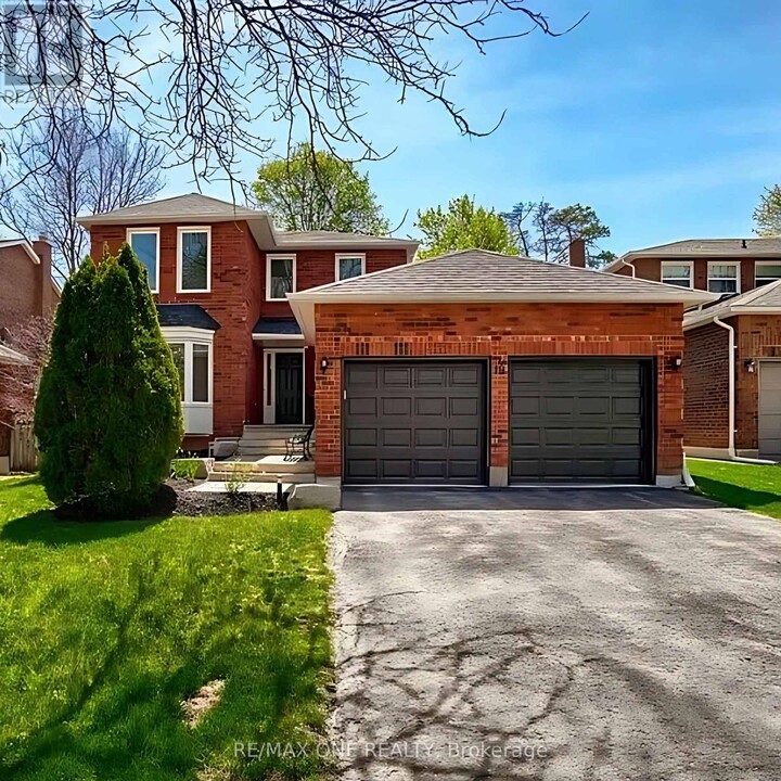 19 Chadburn Crescent in Aurora, ON - Building Photo
