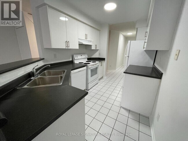 689 Four Winds Way in Mississauga, ON - Building Photo - Building Photo