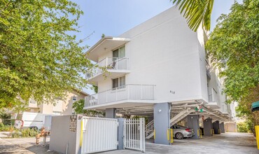 418 SW 10th St in Miami, FL - Building Photo - Primary Photo