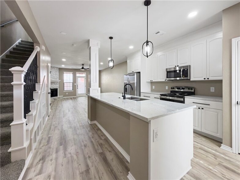 1305 W Villa Maria Rd in Bryan, TX - Building Photo