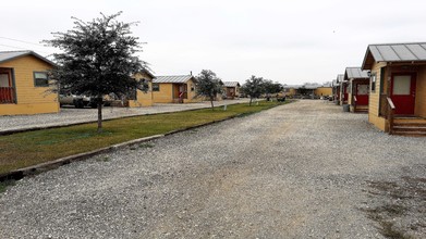 Man Camp in Floresville, TX - Foto de edificio - Building Photo