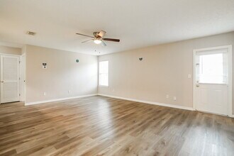 2643 Pinewood Blvd E in Middleburg, FL - Foto de edificio - Building Photo