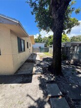 1727B NW 16th St in Miami, FL - Building Photo - Building Photo