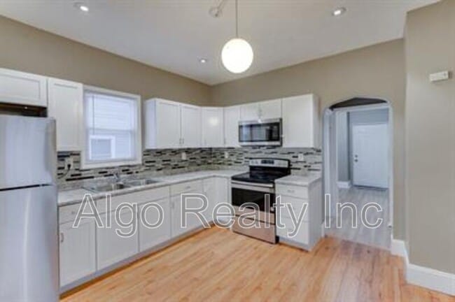 2431 N Ilion Ave in Minneapolis, MN - Building Photo - Building Photo