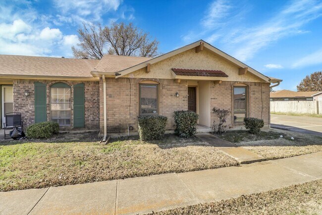 44 E Mountain Creek Dr in Grand Prairie, TX - Foto de edificio - Building Photo