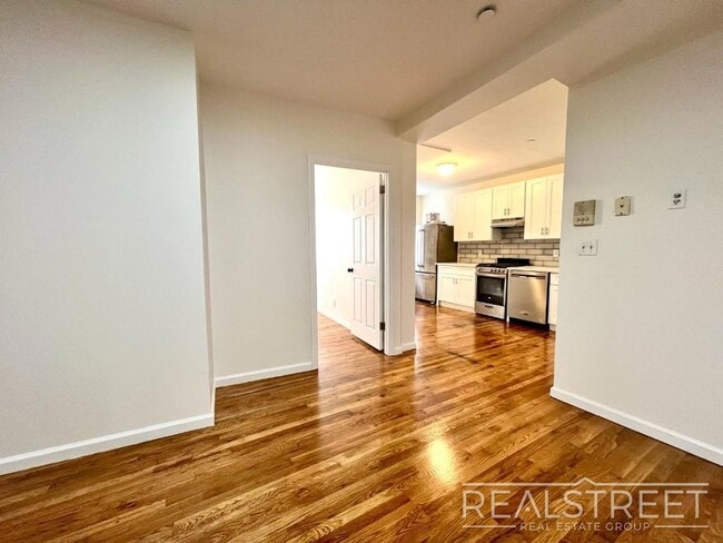 Spacious 2 Bedroom in Williamsburg! in Brooklyn, NY - Building Photo - Building Photo