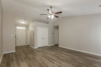 1610 Royal Tree Ct in Charlotte, NC - Foto de edificio - Building Photo