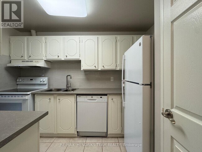 610 Lake St in St Catharines, ON - Building Photo - Building Photo