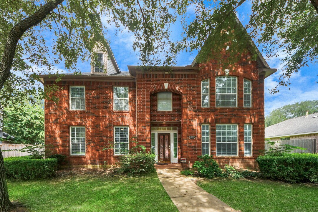 1302 Raintree Cir in Sugar Land, TX - Building Photo