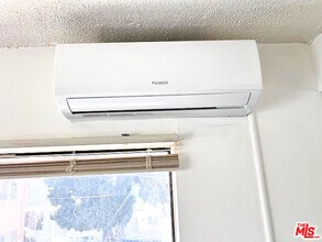 1227 1/2 Normandie Ave in Los Angeles, CA - Building Photo - Building Photo