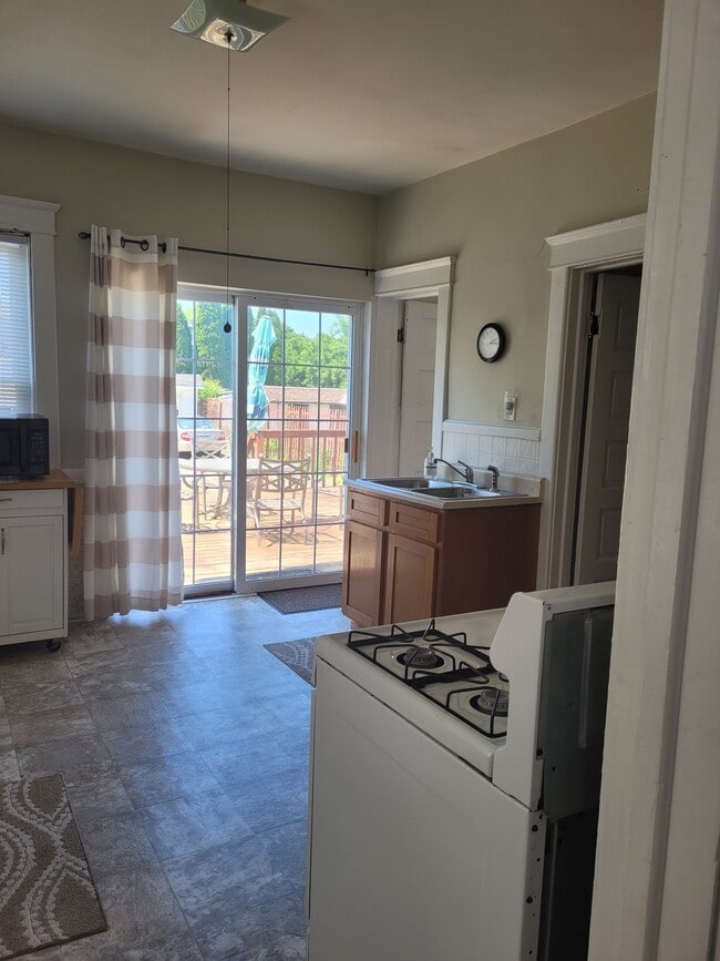 416 E 3rd St, Unit 1st flr