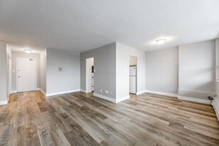 890 Jane St in Toronto, ON - Building Photo