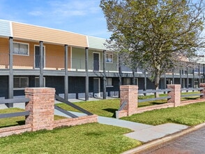 English Village North Apartments in Oklahoma City, OK - Building Photo - Building Photo
