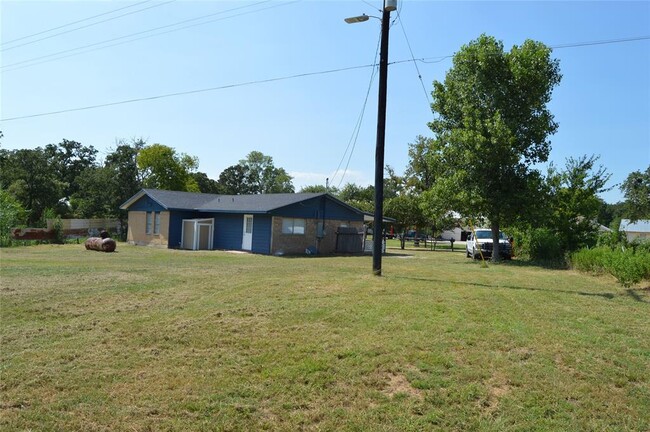 245 Flaming Oak Dr in Bastrop, TX - Foto de edificio - Building Photo