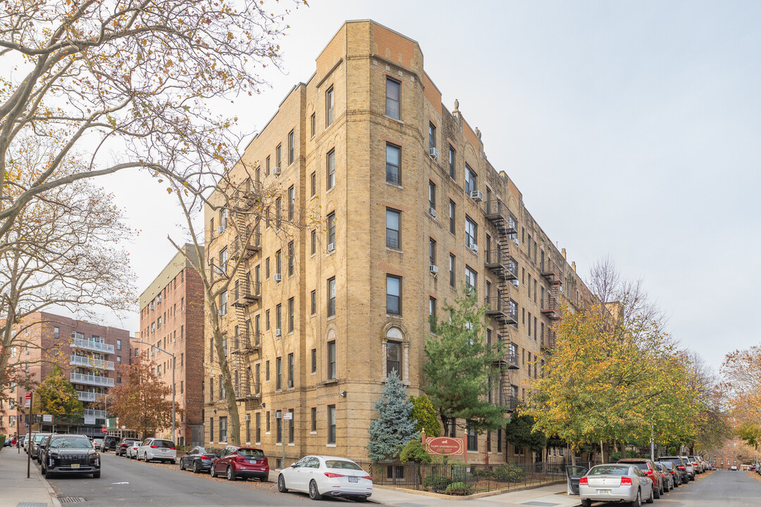 83-74 Talbot St in Kew Gardens, NY - Foto de edificio