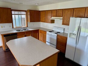 13821 SE Red Sunset Ave in Clackamas, OR - Foto de edificio - Building Photo