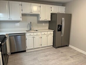 8 Ledgewood Way, Unit #10 in Peabody, MA - Building Photo - Building Photo